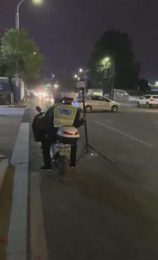 ag真人国际湖南网友发视频质疑骑摩托不戴头盔还逆行支队：骑摩托逆行肯定不合适(图2)