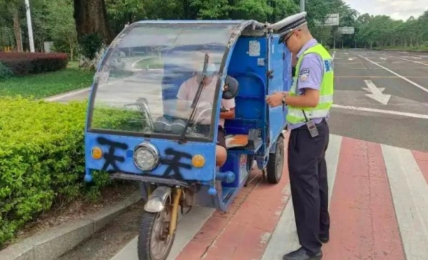 ag真人国际除了戴头盔4月起电动车、三轮车合法上路要满足“4个必须”(图5)